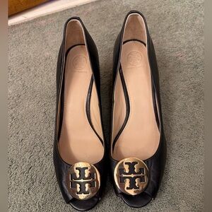 Tory Burch Black Leather Peep-Toe Wdge shoes with Gold Logo, LIKE NEW